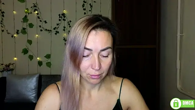 Snapshot of Kiss_julli88I chatting on 11.21.25 Kiss julli88I online show from 11.21.25