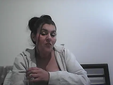 Curvy-Essex-Milf online show from 03.05.26