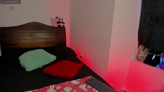 Snapshot of vella_sex chatting on 11.15.25 vella sex online show from 11.15.25