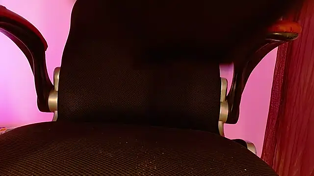 Snapshot of Small_Hot19 chatting on 11.16.25 Small Hot19 online show from 11.16.25