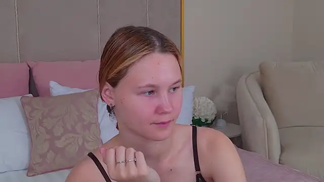 Snapshot of AmeliRoyse chatting on 06.17.26 AmeliRoyse online show from 06.17.26