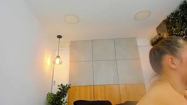 Snapshot of AzuraWave chatting on 03.16.25 AzuraWave online show from 03.16.25