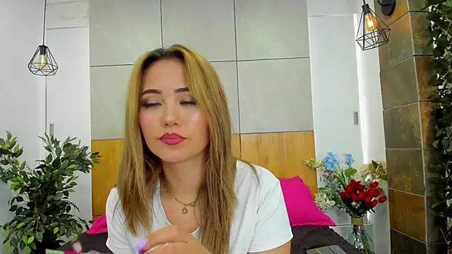 Snapshot of AzuraWave chatting on 03.19.25 AzuraWave online show from 03.19.25