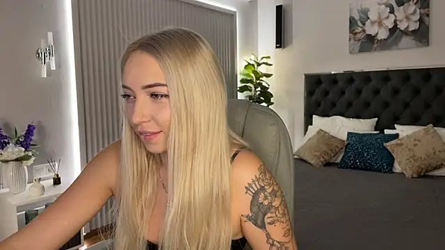 Snapshot of OhMyEmma chatting on 09.23.25 OhMyEmma online show from 09.23.25