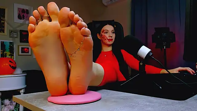 Snapshot of OlgaPetrova chatting on 10.31.25 OlgaPetrova online show from 10.31.25