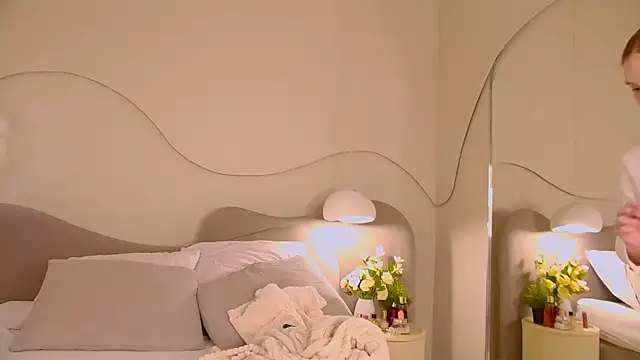 Snapshot of MiraBliss chatting on 10.05.25 MiraBliss online show from 10.05.25