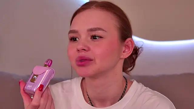 Snapshot of MiraBliss chatting on 03.08.26 MiraBliss online show from 03.08.26