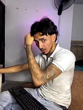 Snapshot of Zayn_kane chatting on 11.08.25 Zayn kane online show from 11.08.25