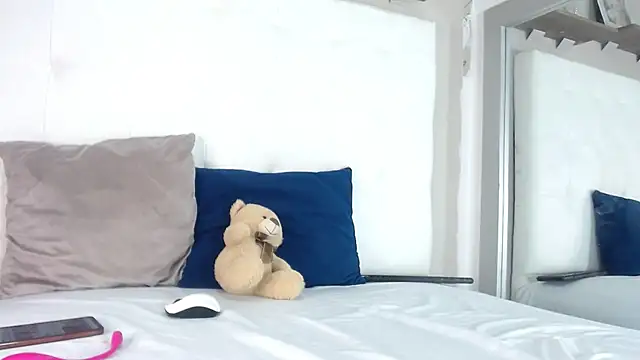 Snapshot of willow_smitt chatting on 10.28.25 willow smitt online show from 10.28.25