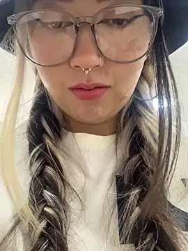 Snapshot of VictoriaGerard_Pink chatting on 10.16.25 VictoriaGerard Pink online show from 10.16.25