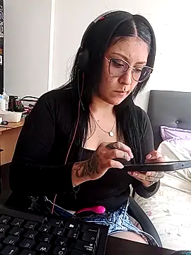 DaniPoison online show from 10.17.25