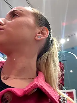 Snapshot of AlexisWhit chatting on 11.01.25 AlexisWhit online show from 11.01.25