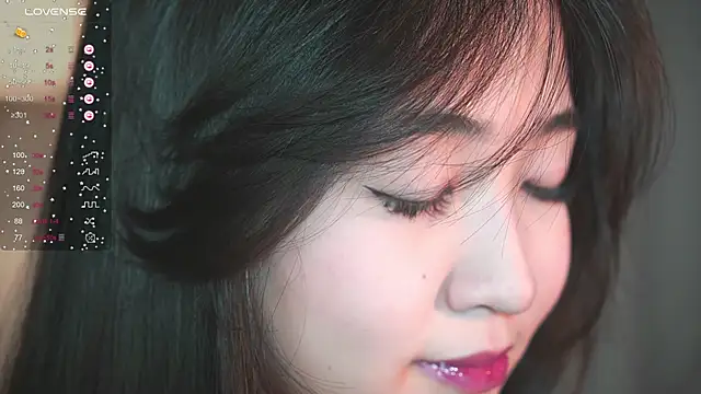 Snapshot of SeulBi chatting on 11.21.25 SeulBi online show from 11.21.25