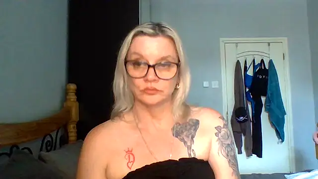 Snapshot of Curvy-Cleo chatting on 07.15.26 Curvy-Cleo online show from 07.15.26