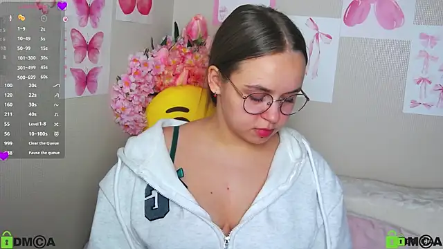 Snapshot of Lilysweet13 chatting on 10.03.25 Lilysweet13 online show from 10.03.25