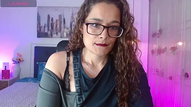 Snapshot of Rose_Thompson1 chatting on 05.11.26 Rose Thompson1 online show from 05.11.26