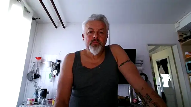Snapshot of Berg_Boy chatting on 05.16.26 Berg Boy online show from 05.16.26