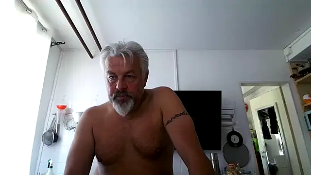 Snapshot of Berg_Boy chatting on 05.28.26 Berg Boy online show from 05.28.26
