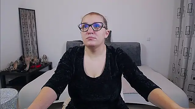 Snapshot of SharronAlexa chatting on 11.14.25 SharronAlexa online show from 11.14.25