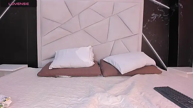 JulietSofia online show from 04.14.26