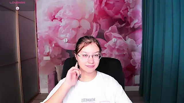 AngelinaLow online show from 10.19.25