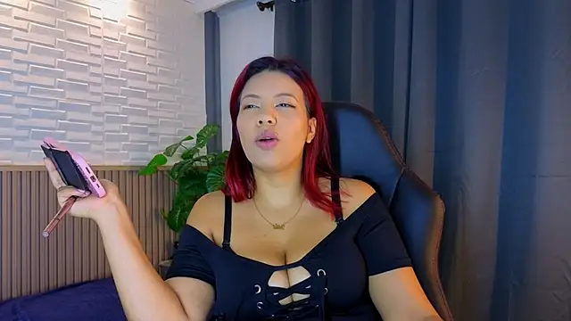 Snapshot of TiffanyWalk chatting on 09.18.25 TiffanyWalk online show from 09.18.25