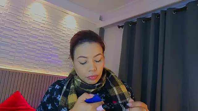 Snapshot of TiffanyWalk chatting on 10.04.25 TiffanyWalk online show from 10.04.25