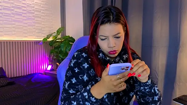 Snapshot of TiffanyWalk chatting on 11.05.25 TiffanyWalk online show from 11.05.25