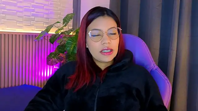 Snapshot of TiffanyWalk chatting on 11.12.25 TiffanyWalk online show from 11.12.25