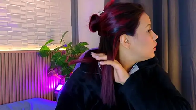 Snapshot of TiffanyWalk chatting on 11.13.25 TiffanyWalk online show from 11.13.25