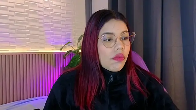 Snapshot of TiffanyWalk chatting on 11.20.25 TiffanyWalk online show from 11.20.25