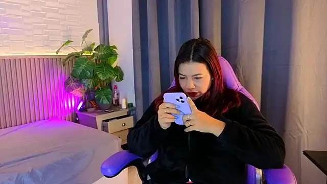 Snapshot of TiffanyWalk chatting on 11.29.25 TiffanyWalk online show from 11.29.25