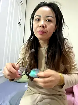 Snapshot of aa520uv chatting on 12.20.25 aa520uv online show from 12.20.25