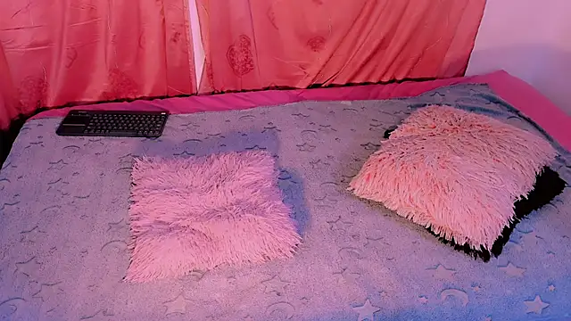 Snapshot of Mariana-ofc chatting on 11.11.25 Mariana-ofc online show from 11.11.25