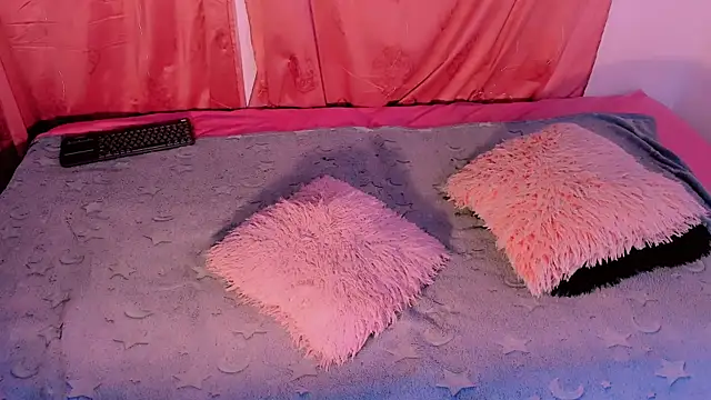 Snapshot of Mariana-ofc chatting on 11.12.25 Mariana-ofc online show from 11.12.25