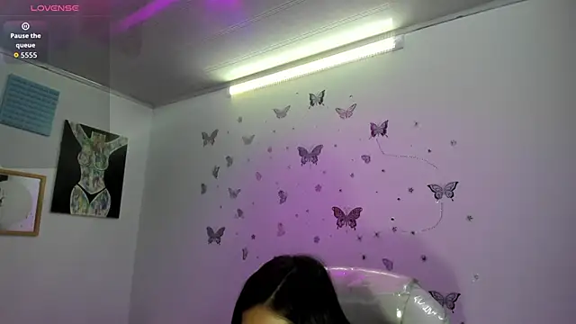 Pretty Johnson  online show from 03.25.26