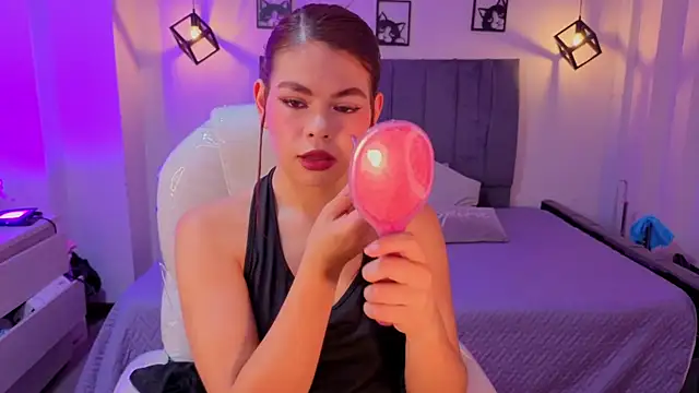 Snapshot of Pretty_Johnson_ chatting on 06.19.26 Pretty Johnson online show from 06.19.26