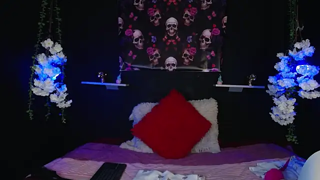 Snapshot of Hairydoll_ chatting on 10.19.25 Hairydoll online show from 10.19.25