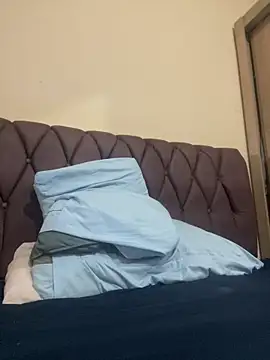 Snapshot of kiume chatting on 11.21.25 kiume online show from 11.21.25