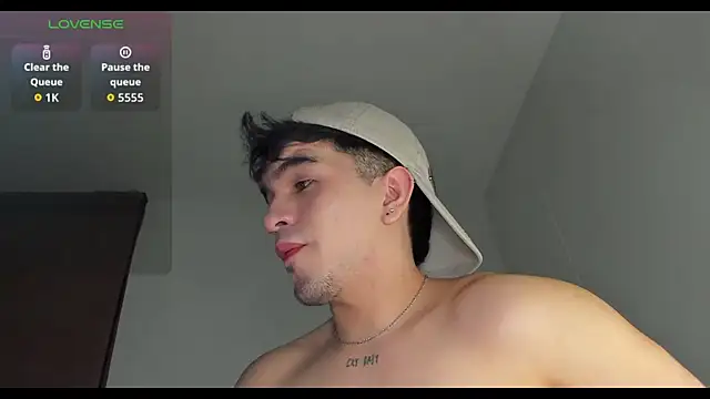 Snapshot of cmzo_ chatting on 10.13.25 cmzo online show from 10.13.25