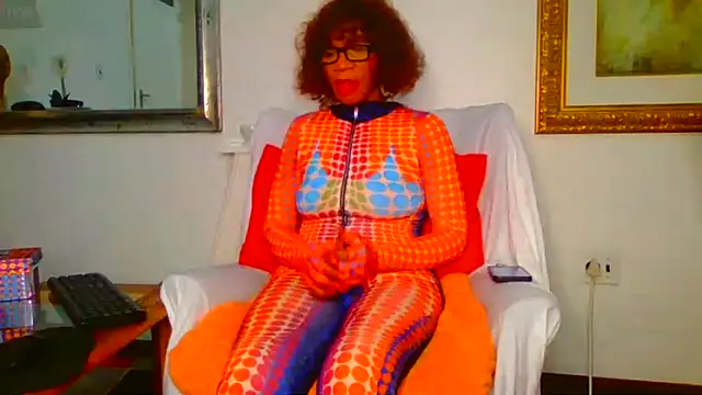 Snapshot of ModelZoee chatting on 11.17.25 ModelZoee online show from 11.17.25