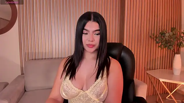 Snapshot of CandaseRussell chatting on 11.17.25 CandaseRussell online show from 11.17.25