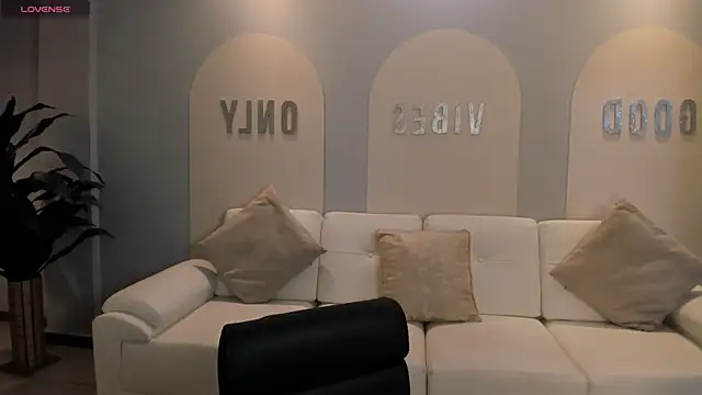 AmaliaCrus online show from 11.20.25