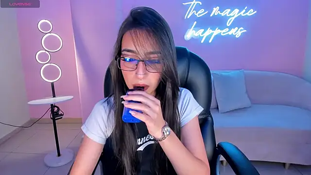 Snapshot of LarisaSmirnov chatting on 11.18.25 LarisaSmirnov online show from 11.18.25