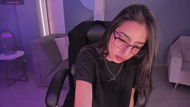 Snapshot of LarisaSmirnov chatting on 11.21.25 LarisaSmirnov online show from 11.21.25