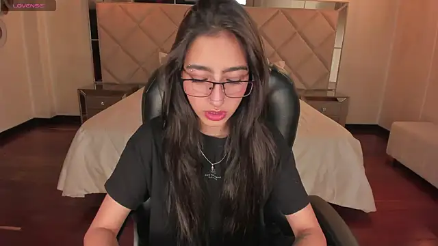 Snapshot of LarisaSmirnov chatting on 12.20.25 LarisaSmirnov online show from 12.20.25