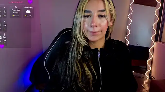 Snapshot of Malory_tay1 chatting on 10.15.25 Malory tay1 online show from 10.15.25