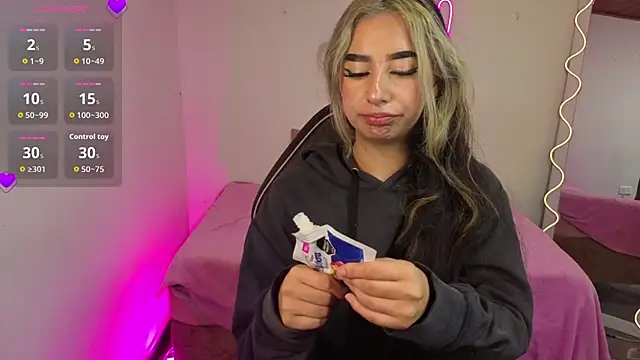 Snapshot of Malory_tay1 chatting on 11.12.25 Malory tay1 online show from 11.12.25