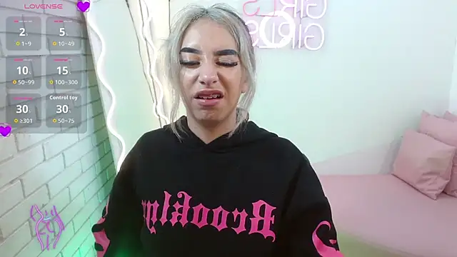 Snapshot of Malory_tay1 chatting on 11.16.25 Malory tay1 online show from 11.16.25