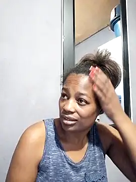 Snapshot of sexylira chatting on 09.24.25 sexylira online show from 09.24.25